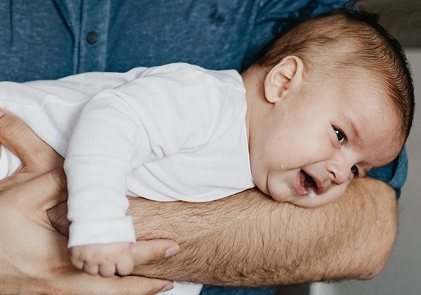 Voici comment donner un bain à l'éponge à votre bébé