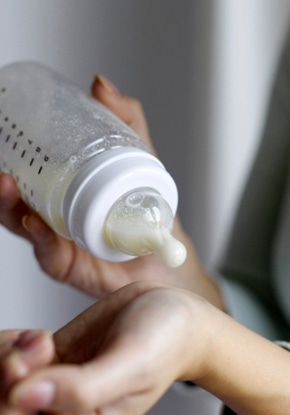 Bien maîtriser la conservation du biberon de lait en poudre de bébé