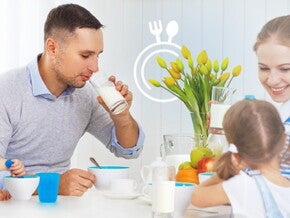 Toddler feeding skills_01_EXPLORE_Family mealtimes matter Toddler feeding skills_01_EXPLORE_Family mealtimes matter