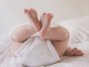 Bébé avec santé intestinale maux estomac Bébé avec santé intestinale maux estomac